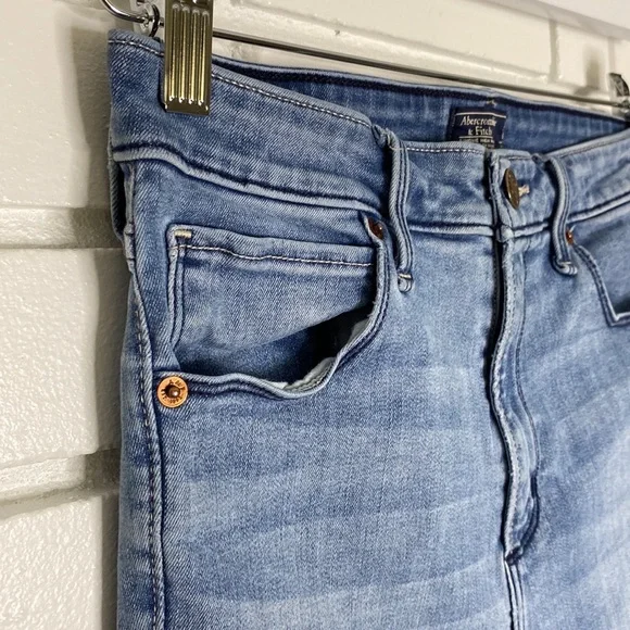 Abercrombie & Fitch | Light-Wash Denim SHORT-Inseam Simone High-Rise Jeans - Picture 4 of 14